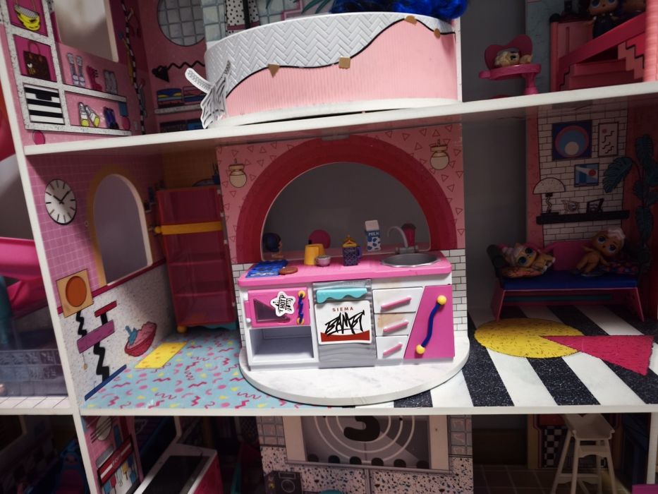 Domek LOL Suprise OMG ze zjeżdżalnią, windą i samochodem