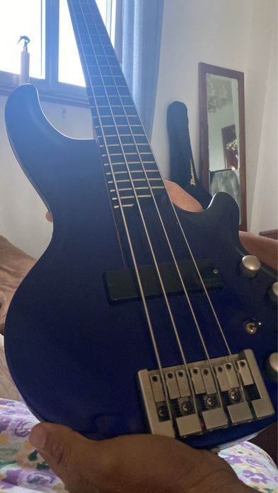 Vendo baixo 4 cordas