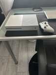 XBOX ONE S konsola .