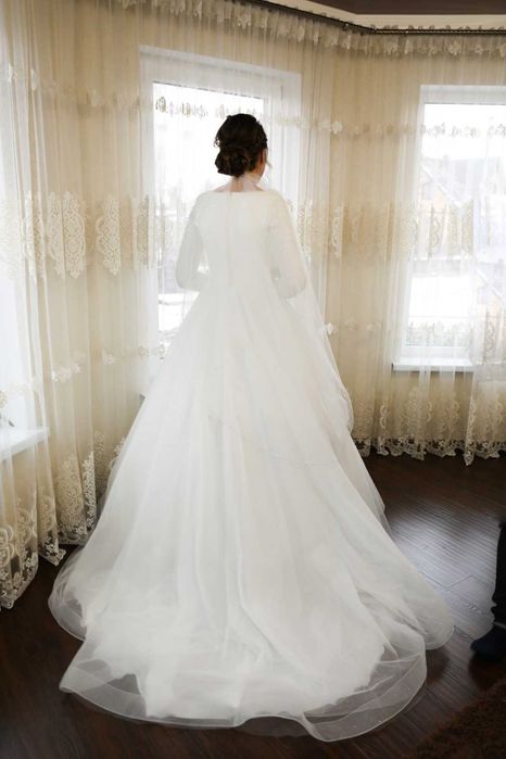 Весільна сукня зі шлейфом