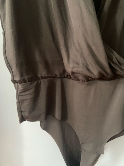 Gestuz czarne eleganckie kopertowe body