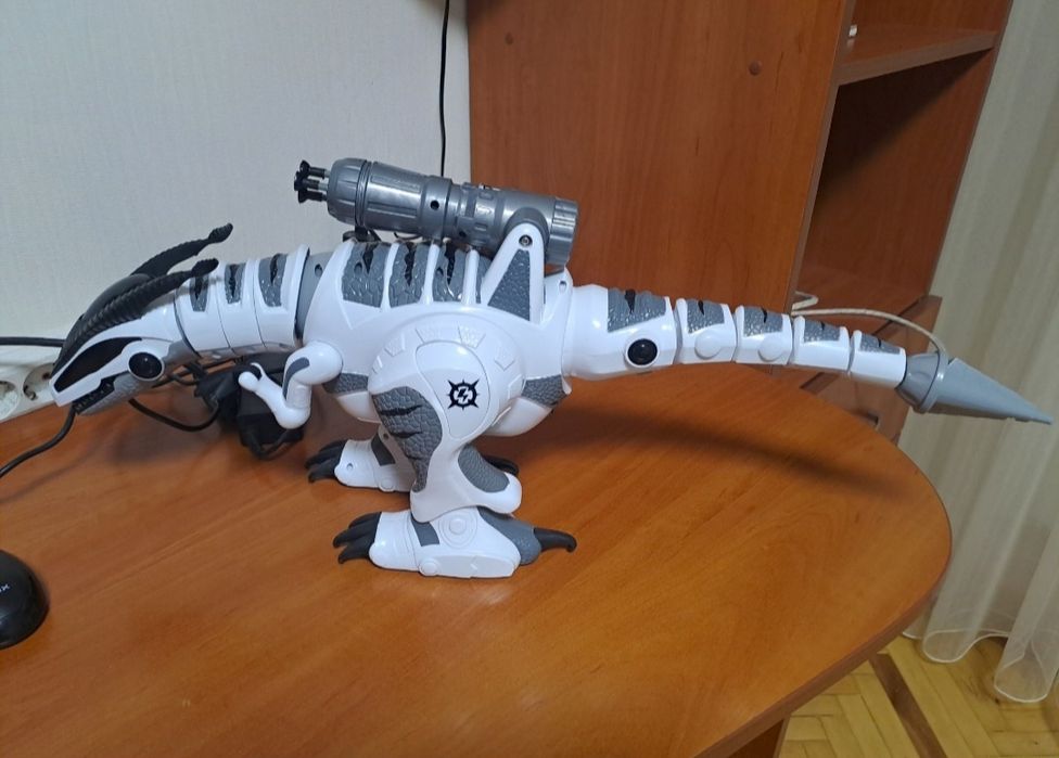 Продам б/у іграшки динозавр та іт- робот