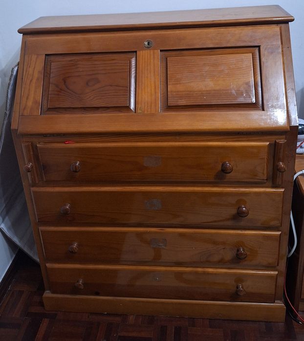 Comoda escrivaninha.  Madeira maciça