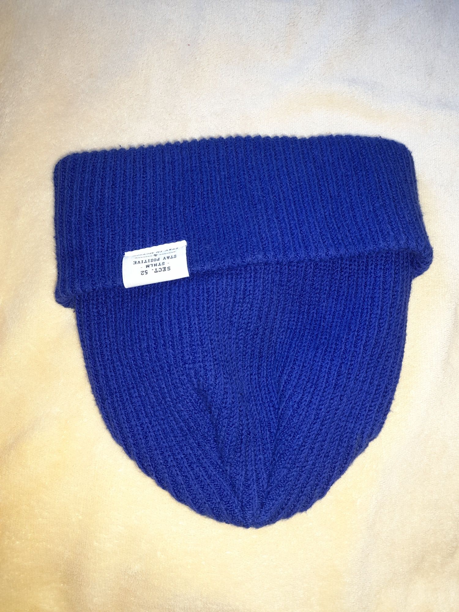 Gorros H&M, azul e laranja