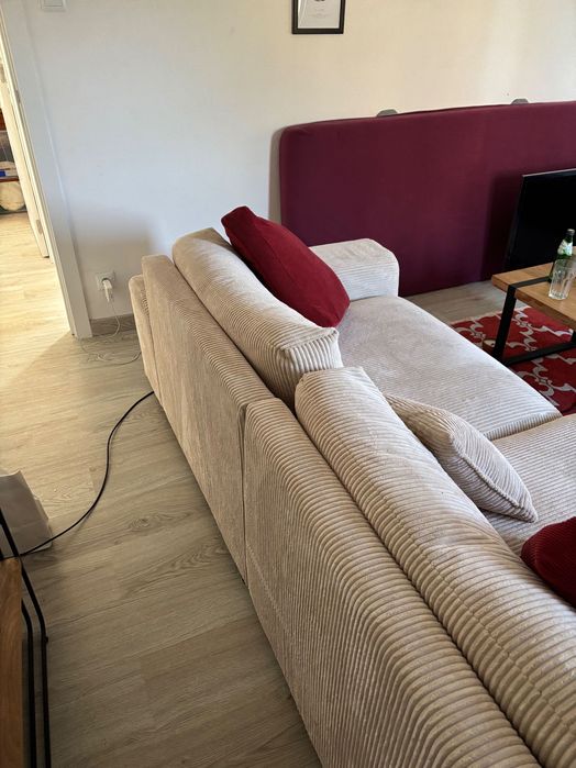 Sofá bege de veludo cotelê