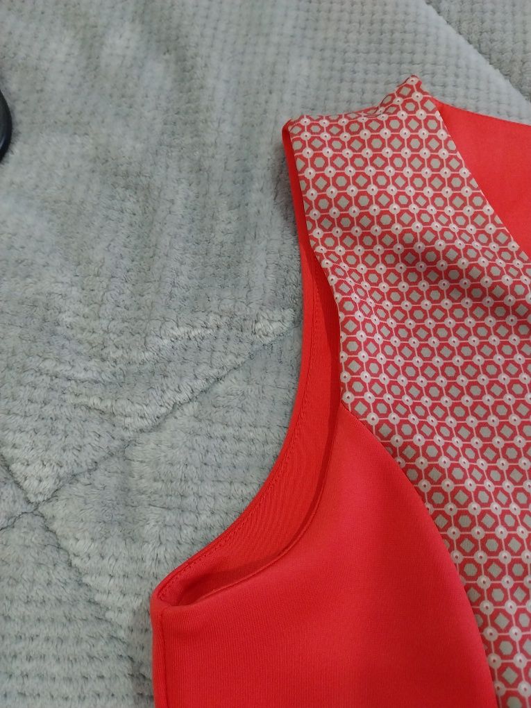 Vestido elegante. Tons coral