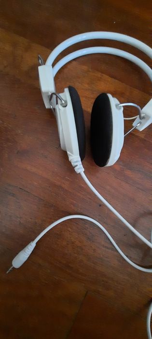 Phones brancos semi novos