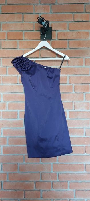 Sukienka na jedno ramię De Facto