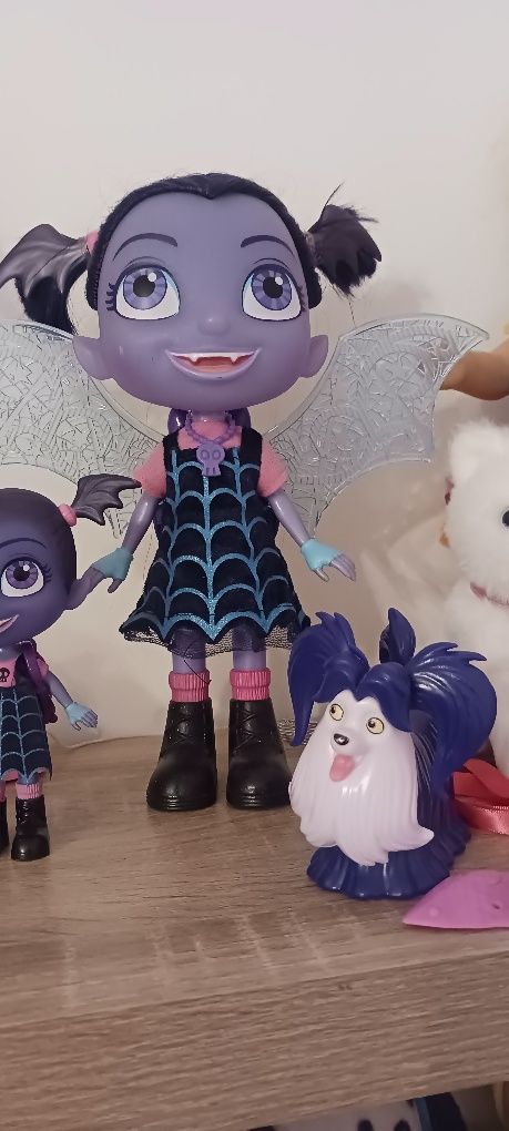 Boneca vampirinha grande com cao  e pequenina