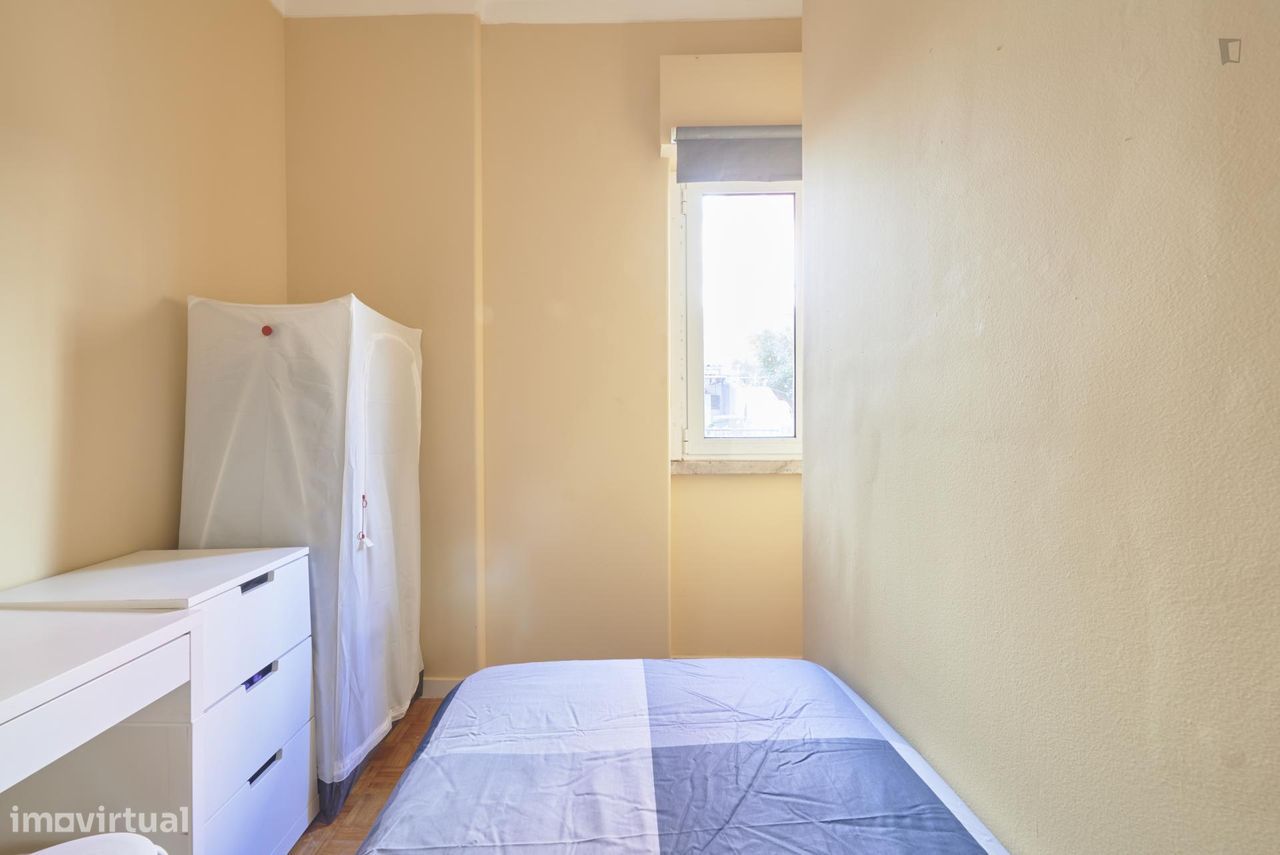553527 - Quarto com cama de solteiro em...