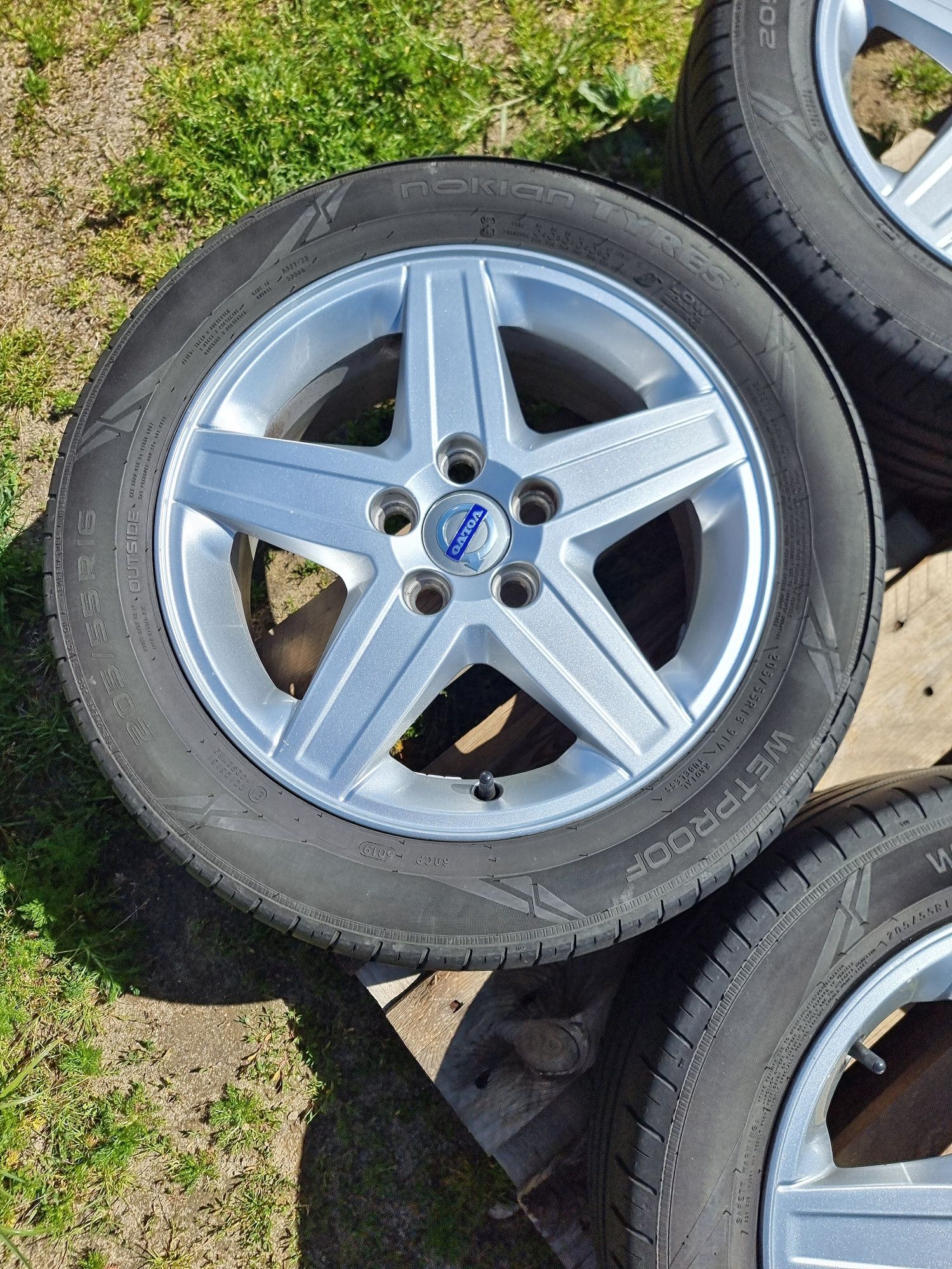 4x Felgi aluminiowe Volvo 5x108 z oponami letnimi 205 55r16 Nokian