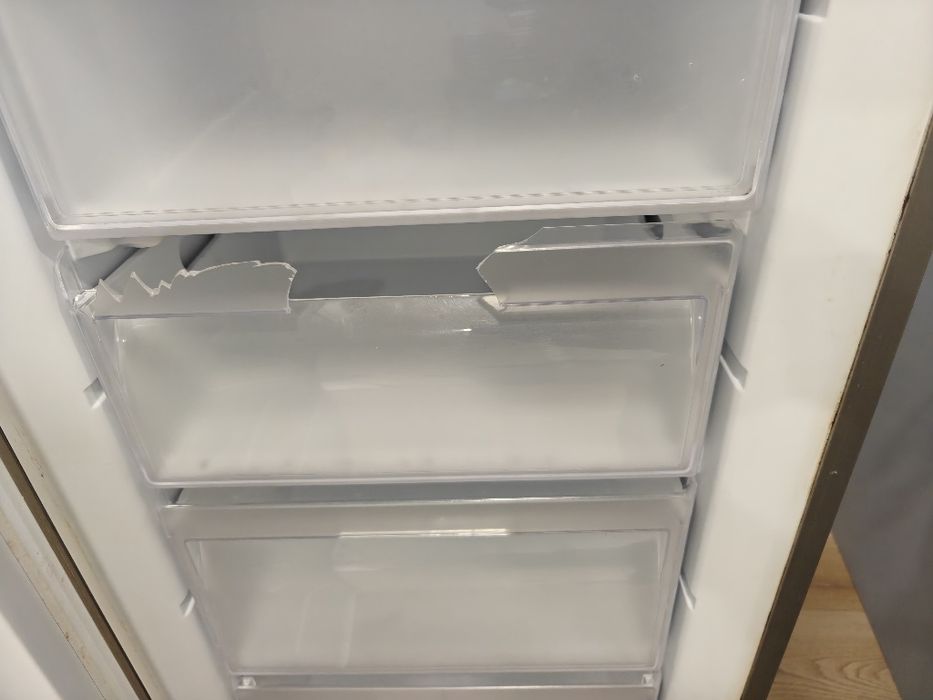 Arca Congeladora Vertical Ariston-Hotpoint  (Não funciona)