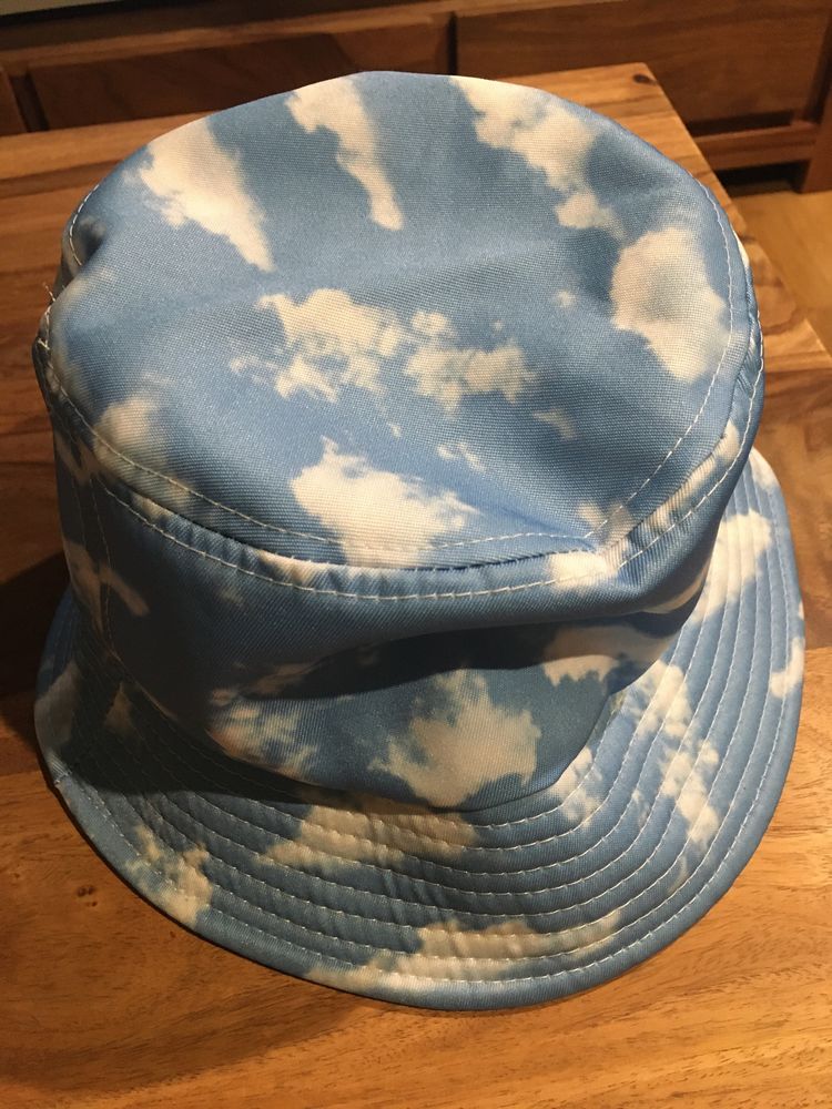 Czapka kapelusz motyw niebo z chmurami