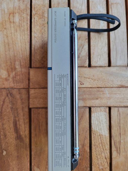 RÁDIO PORTÁTIL RETRO Silver XF2400 - Em Bom Estado