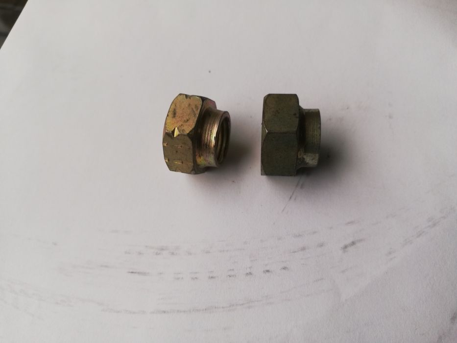 Fiat 126p nakrętki piast kół przednich nowe oryginalne