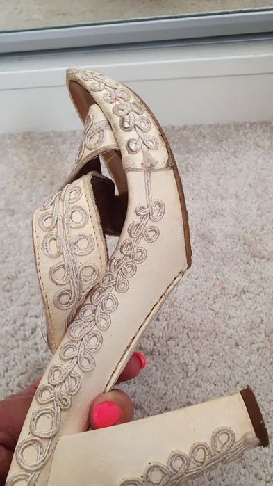 Klapki obcas skóra naturalna haft śmietanka rozm 39