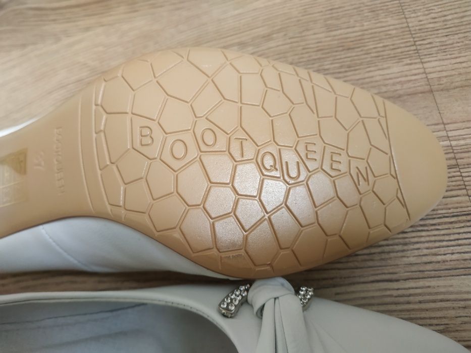 продам новые женские туфли фирмы BOOTQUEEN 37 р (24 см)