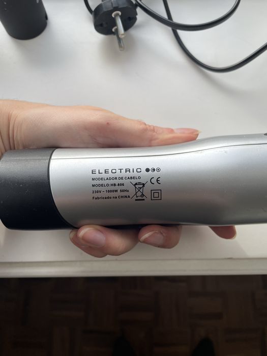 Modelador de cabelo usado com varios acessorios