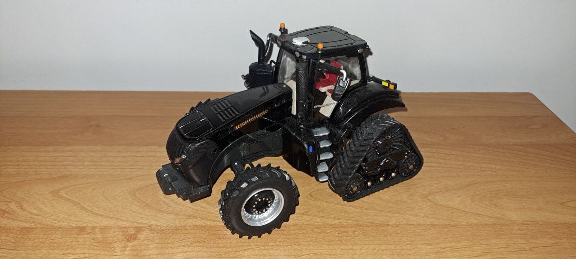 Case IH Magnum 400 Row Track  skala 1:32 Ertl