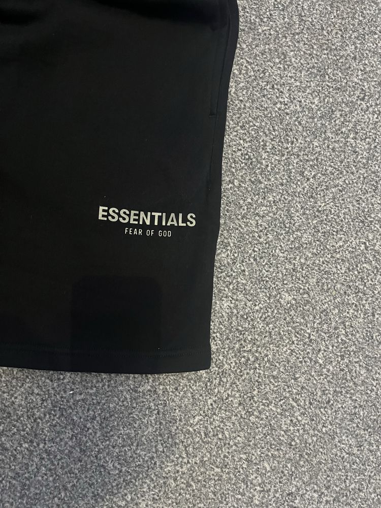 Świetne spodenki Essentials czarne rozmiar M