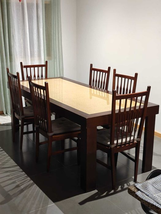 Mesa de madeira com cadeiras