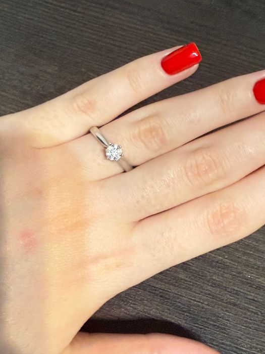 Pierścionek zaręczynowy z białego złota 14K – Apart