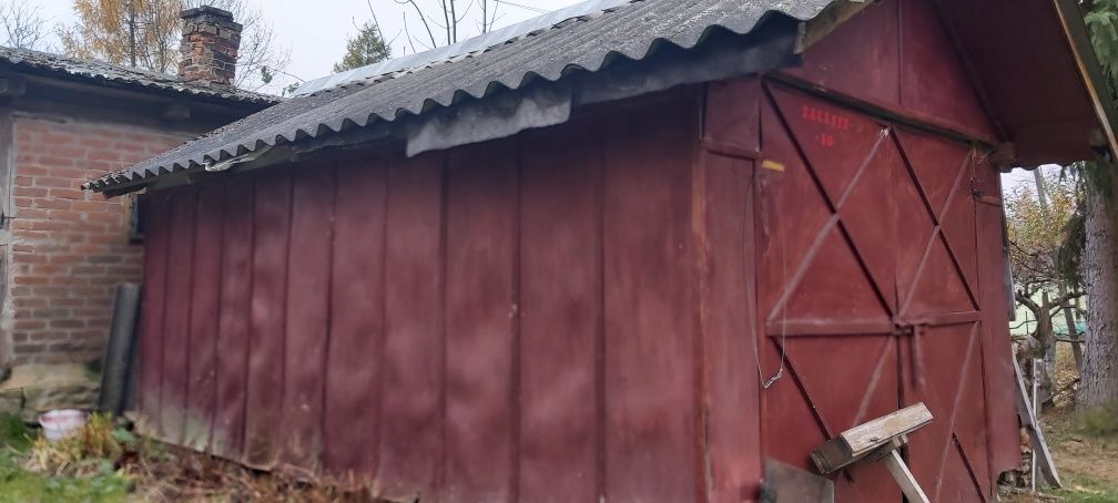 Garaż drewniany  do rozbiórki.na drzewo