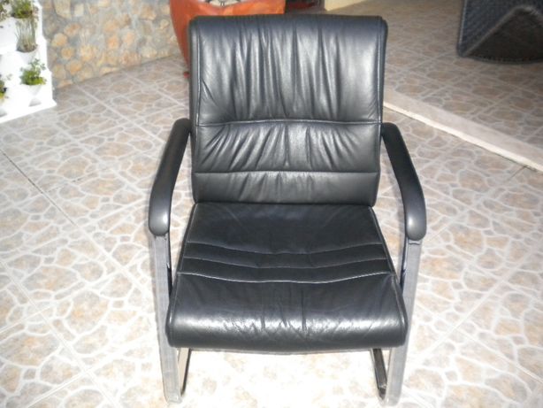 2 Cadeiras pele preta