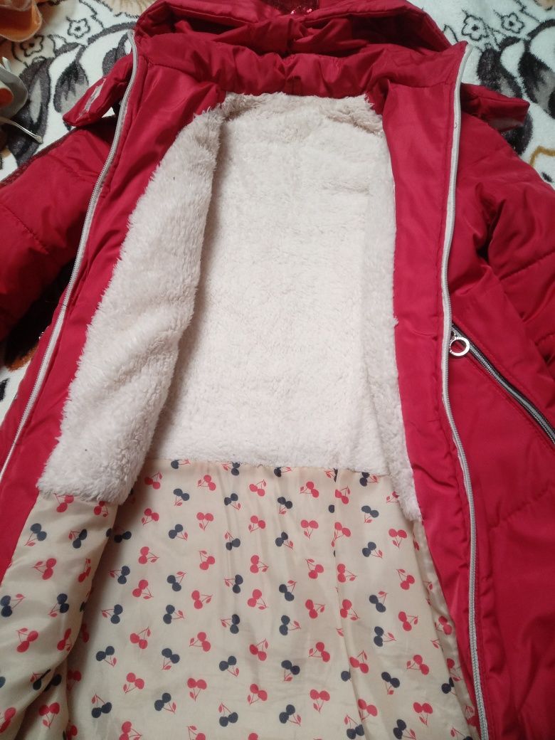 Красная куртка зимняя для девочки 156р