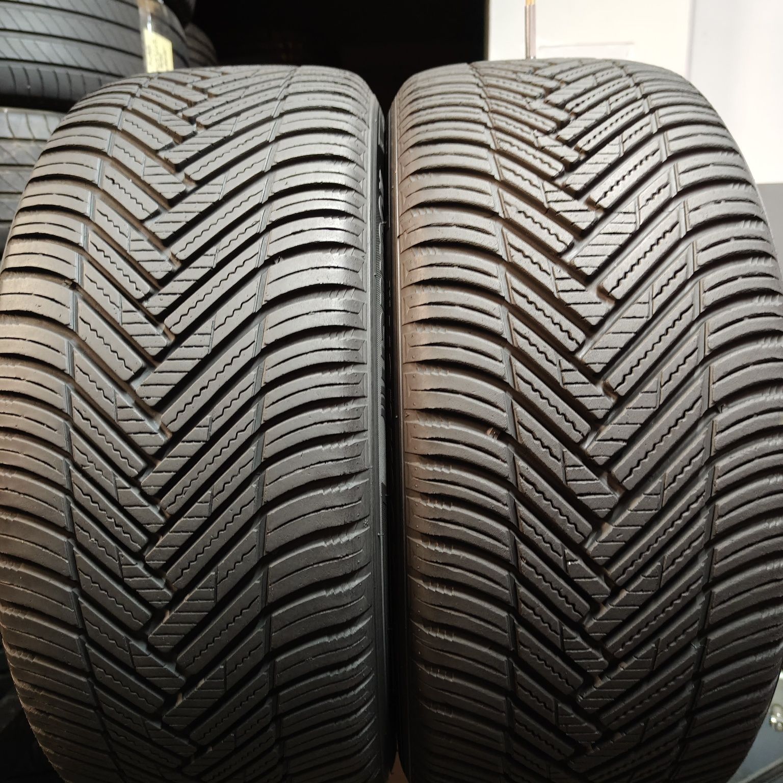 235/45/18 XL Sprzedam parę opon całorocznych Hankook