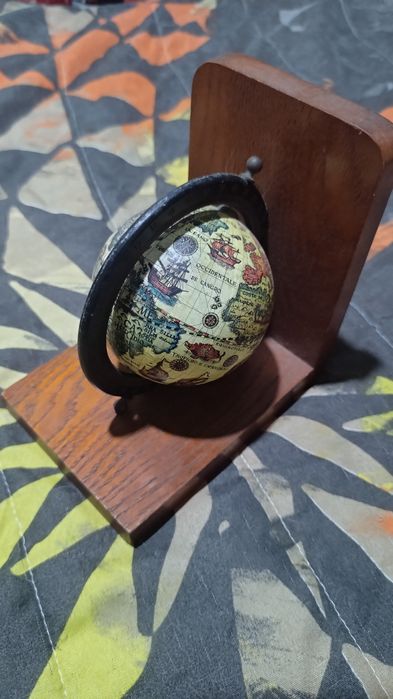 Pequeno globo em madeira decoração
