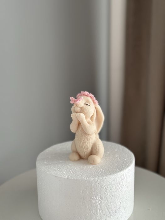 Króliczek z motylkiem na nosku Figurka jadlana na tort