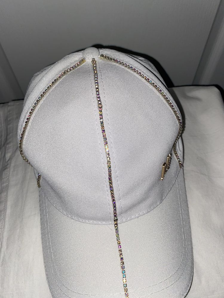 Damska czapka z daszkiem biała, zdobiona cyrkoniami i złotą literą “M”