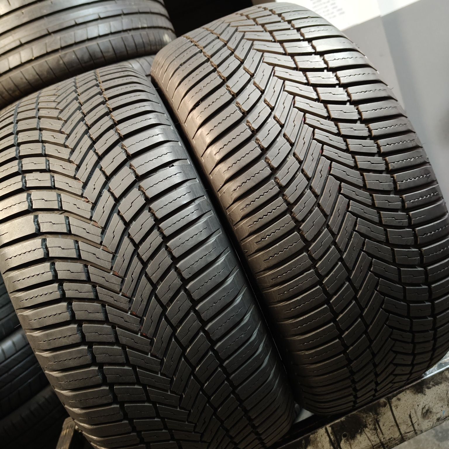 235/50/18 XL Sprzedam parę opon całorocznych Bridgestone