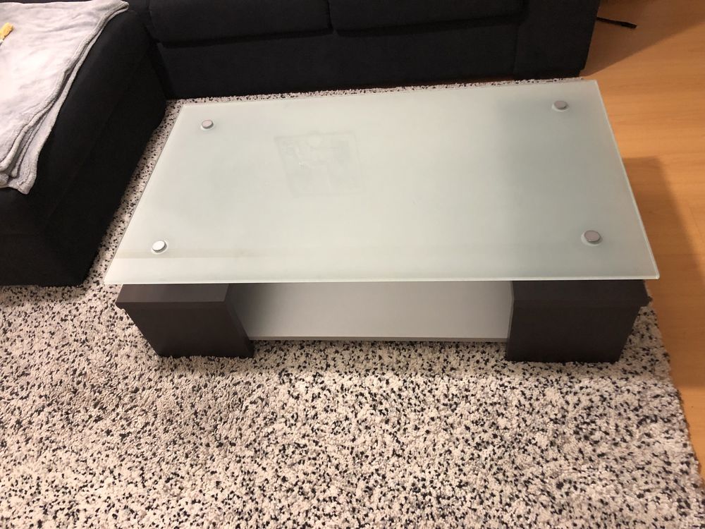 Mesa de sala em vidro e madeira