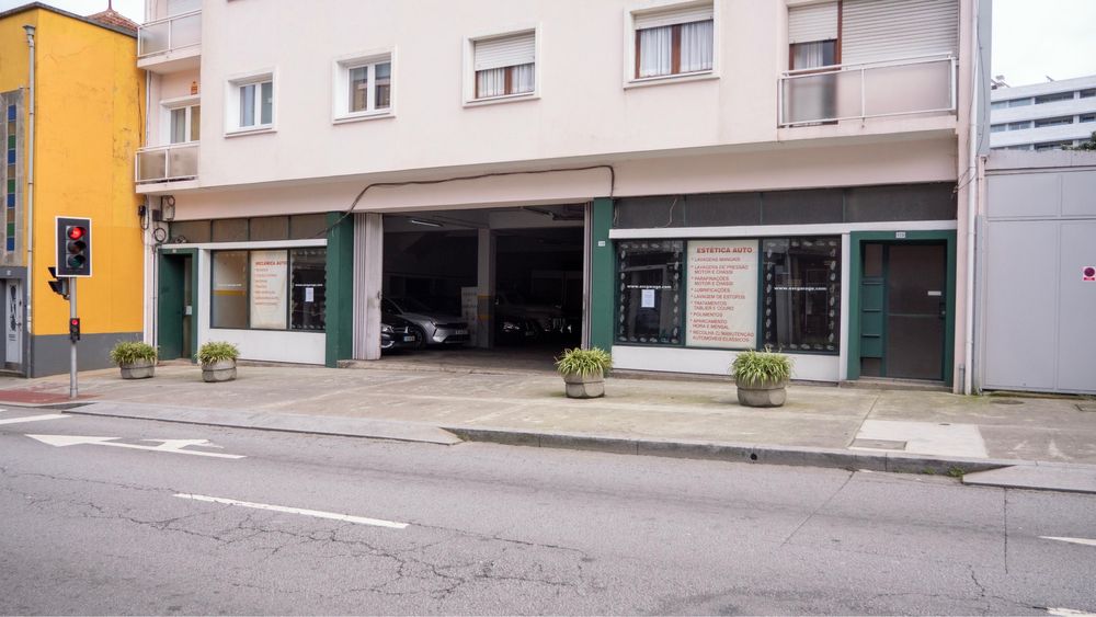 Vende-se ou aluga-se armazem/loja/garagem 1000m2
