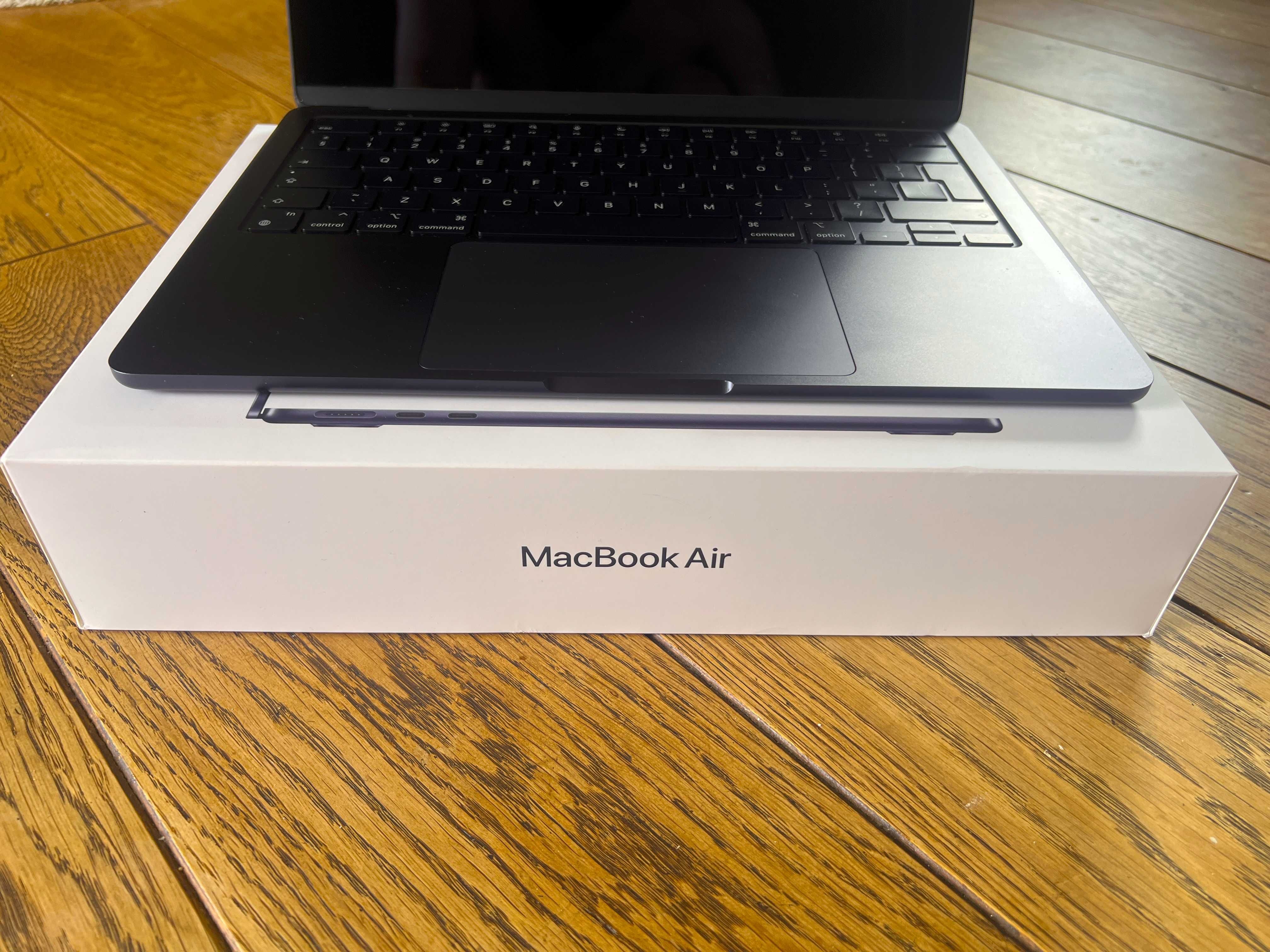 Apple MacBook Air 2024 13,3 M3
8GB RAM 256 DYSK SSD