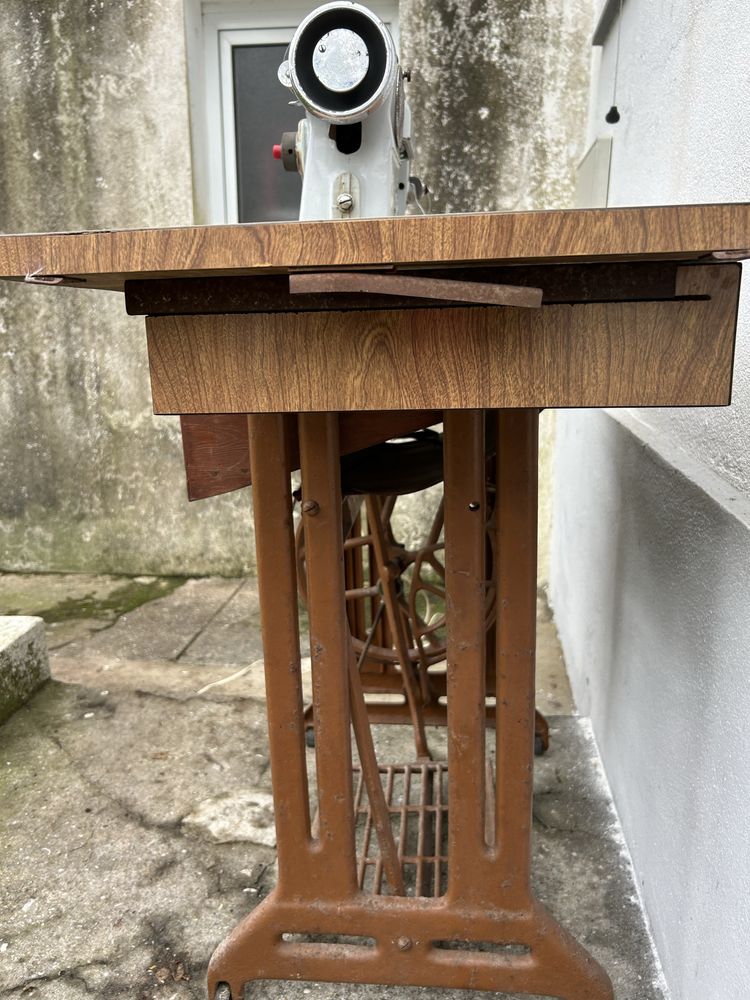 Mesa e máquina de costura antiga