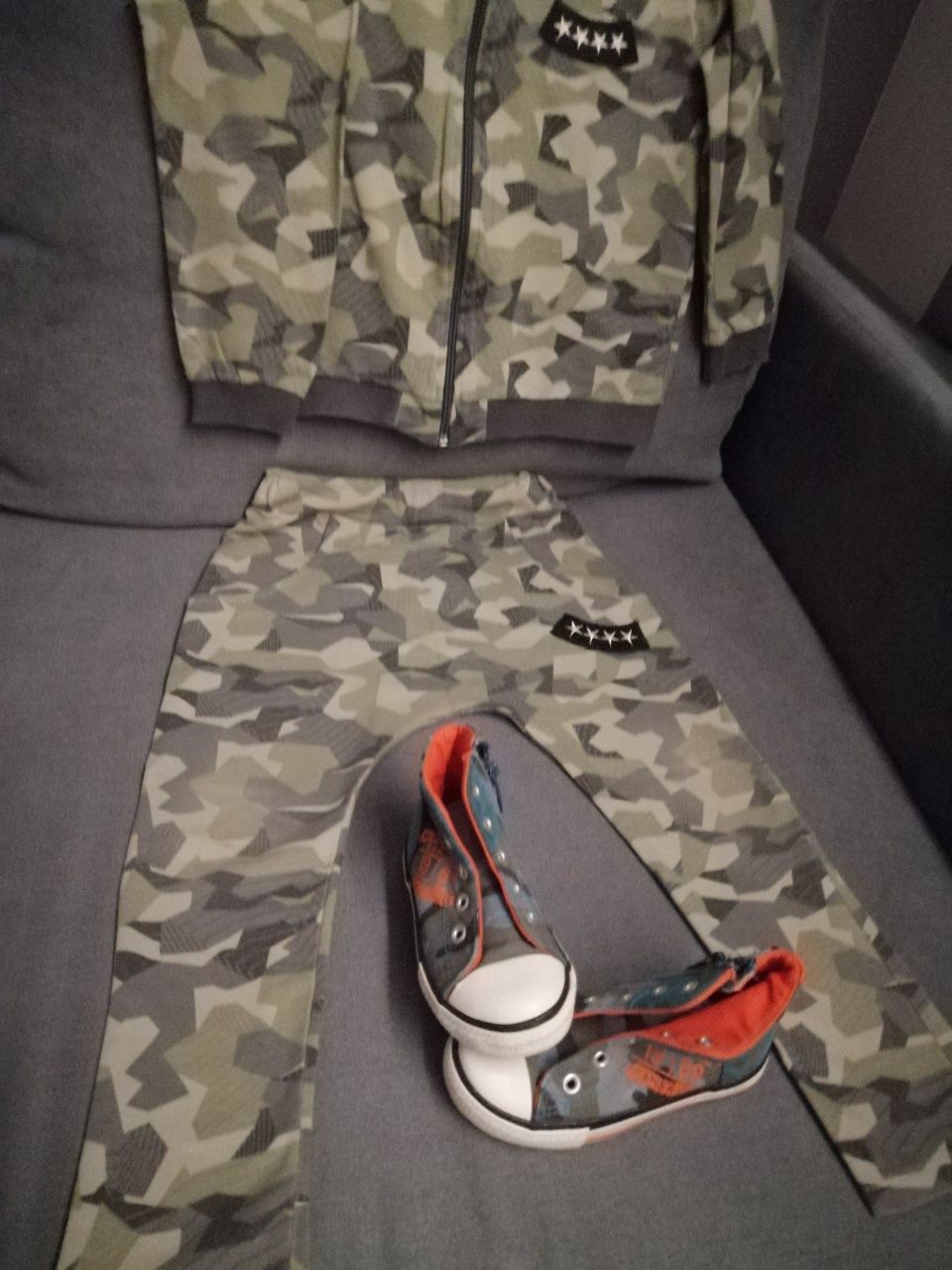 Dziecięcy dres moro r. 122 i trampki moro r.26