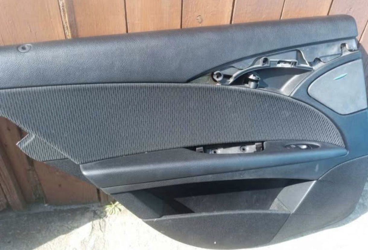 Sprzedam fotele z boczkami drzwi Mercedes w211