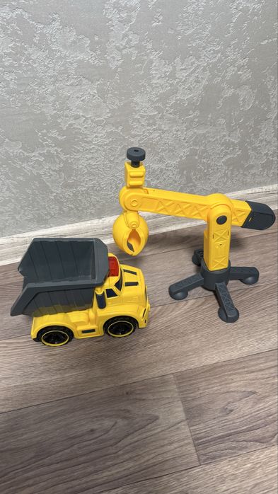 машинки будівельні, самоскид та будівельний кран