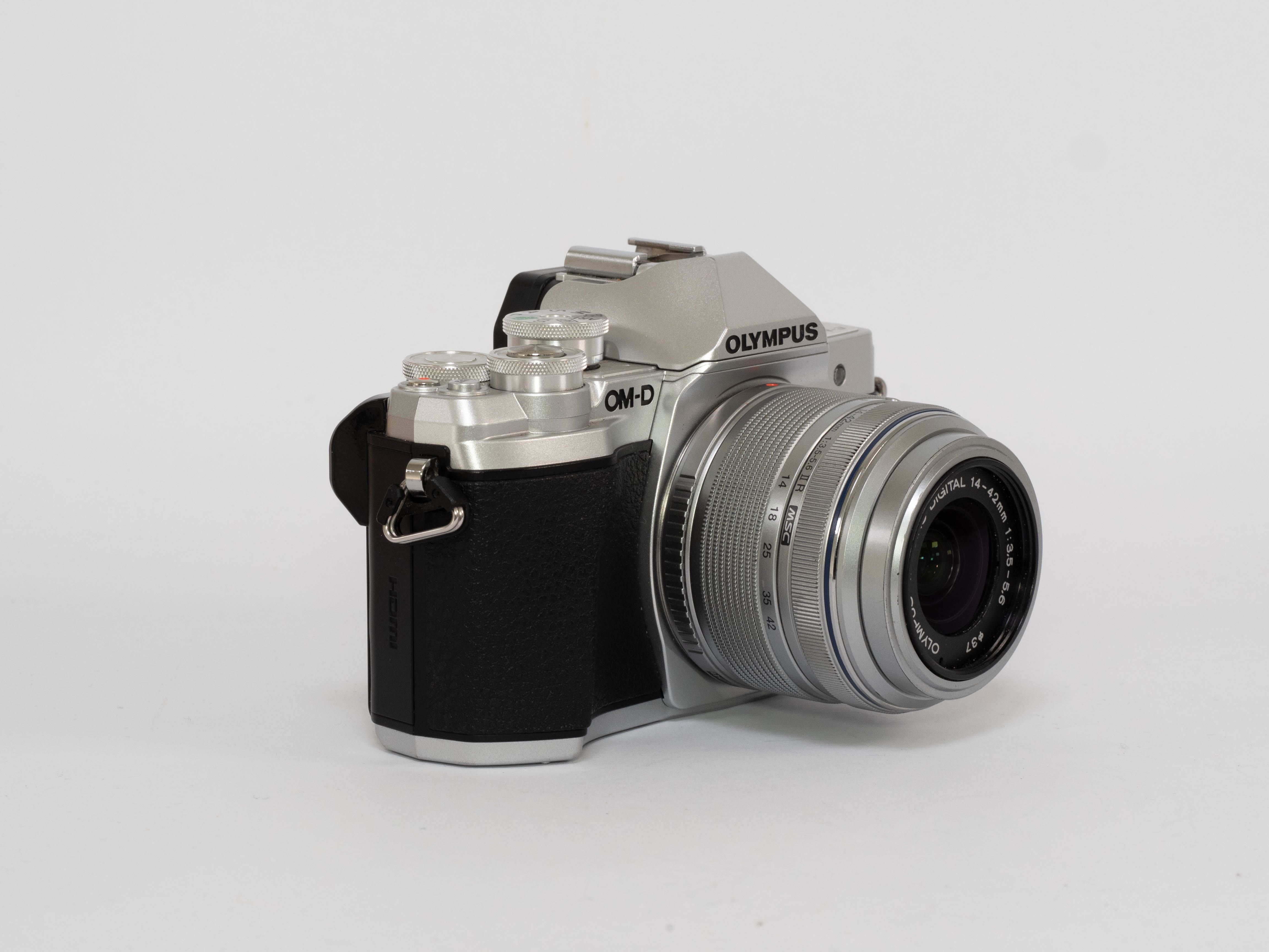 OLYMPUS E-M10 Mark III, Srebrny + Obiektyw M. Zuiko 14-42 mm f/3.5-5.6