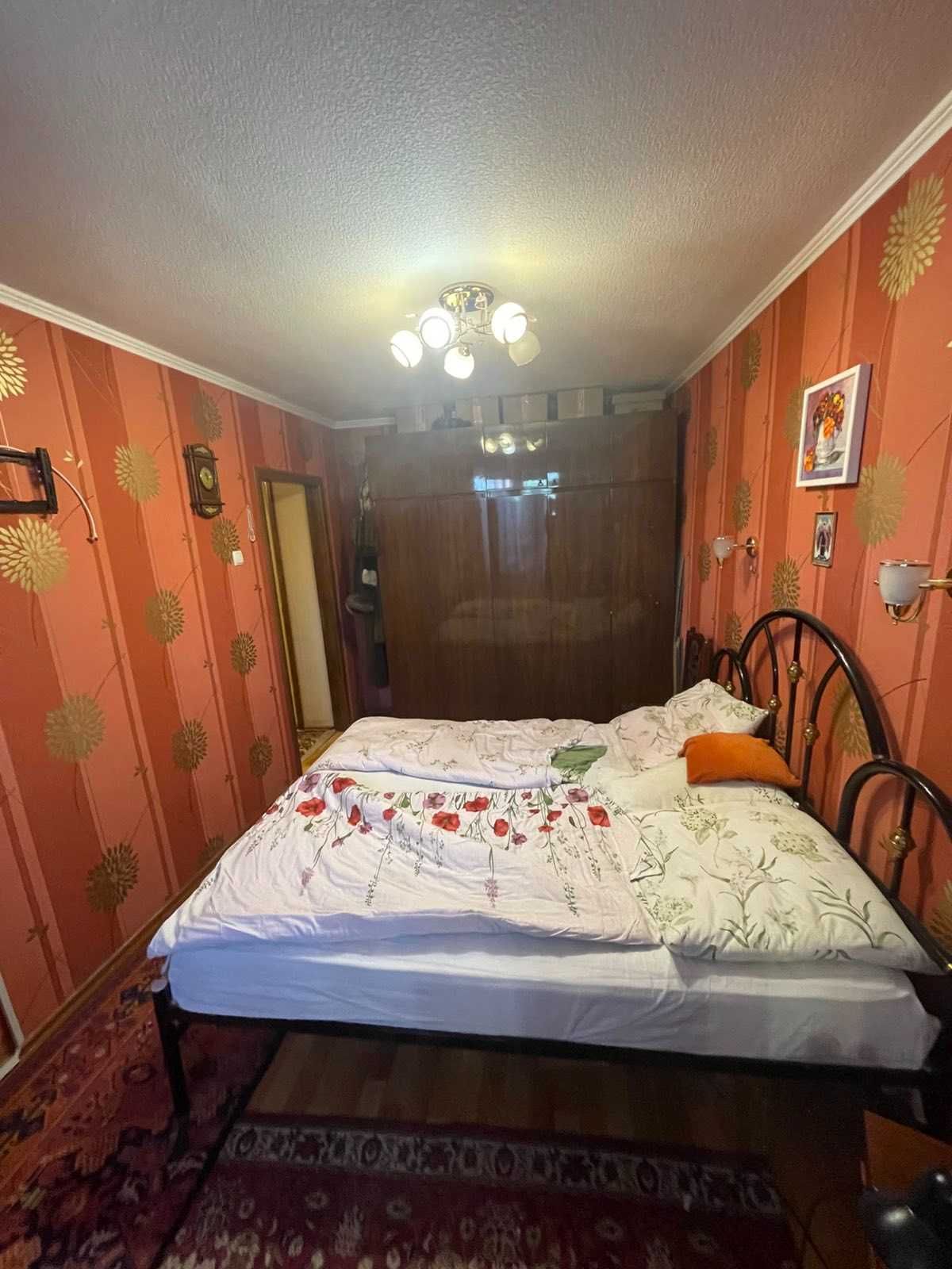 Продается 2-комнатная квартира в центре.