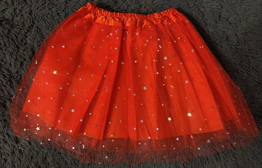 Czerwona tiulowa spódniczka z gwiazdkami