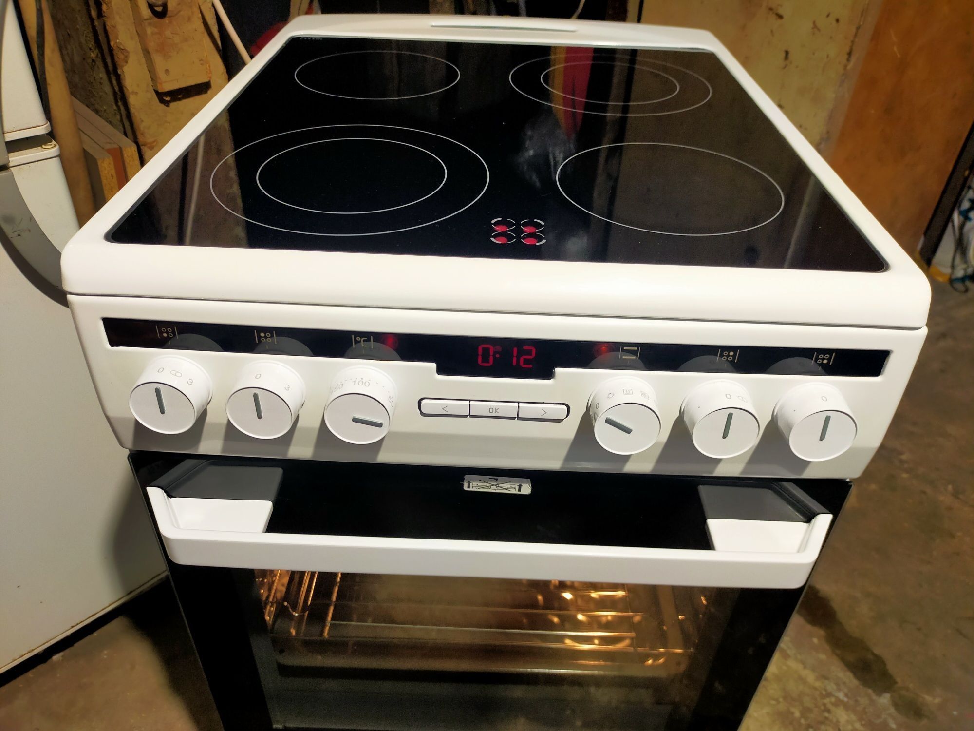 Плита електрична стокова Amica SHC11505/1W склокераміка
