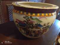 Vaso oriental com gravuras de peixes no interior