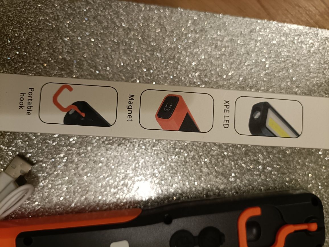 Lampka LED że stojakiem i haczykiem