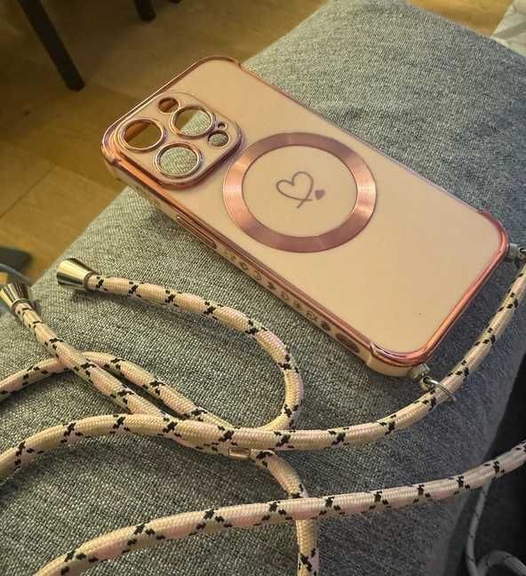 Capa iPhone 15 Pro - MagSafe com cordão