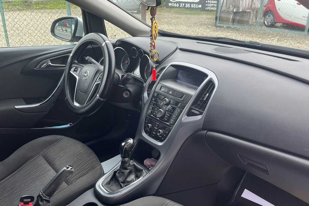 Opel Astra 2013 рік