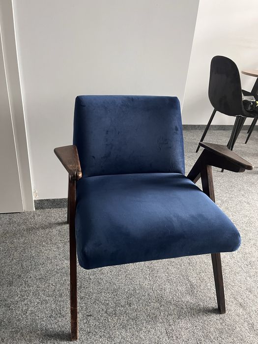 Stylowy fotel vintage w granatowym welurze – odnowiony klasyk PRL